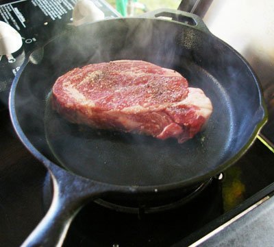 Rán thịt bằng bếp từ an toàn hơn bếp gas1